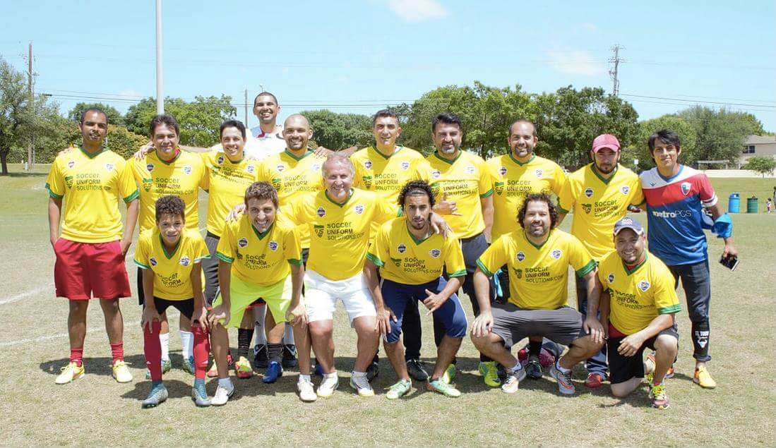 Ricardo Mariath em atividade esportiva com equipe em campo